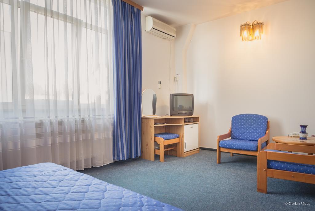 Hotel Iris Tirnaveni Экстерьер фото